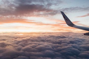 Flygplansvinge bland molnen